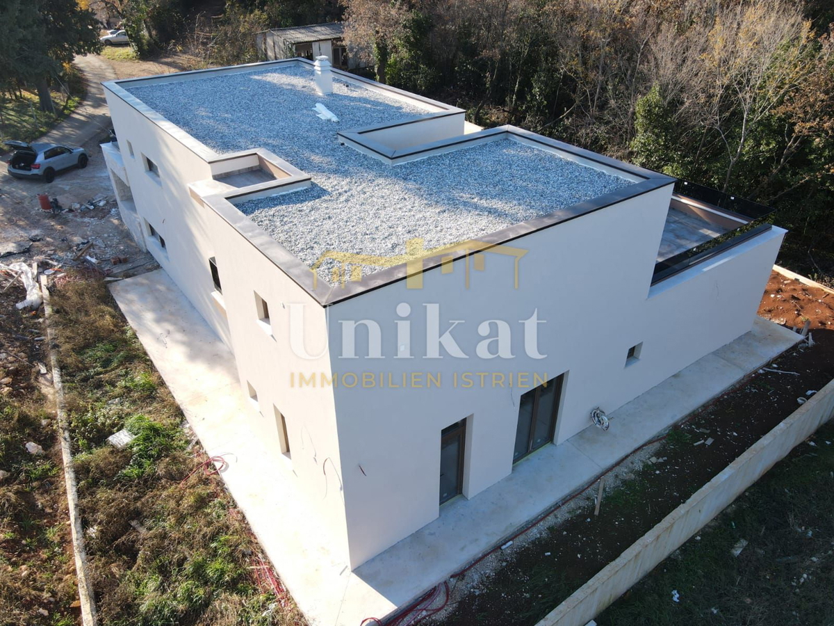 Moderna vrstna hiša s bazenom in pogledom na zelenje, Poreč